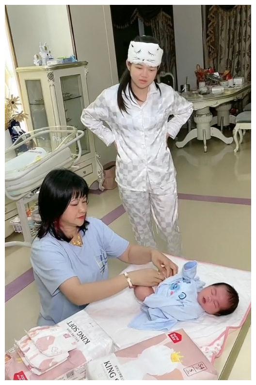 豪橫 陳三廢婆婆凌晨三點喂奶,金項鏈價值10萬,網友 月嫂呢