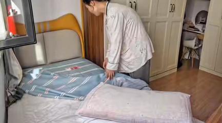 哈爾濱月嫂下戶前悄悄給寶寶塞紅包，寶媽發(fā)現(xiàn)后感動落淚